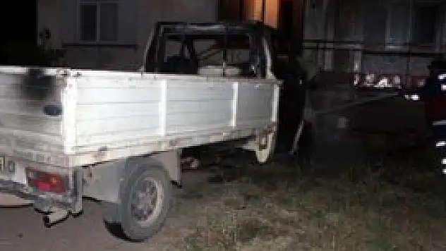 Kendiliğinden hareket eden kamyonet evi yaktı