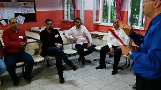 Anneleri sevindiren 'babalık' eğitimi veriliyor