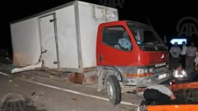 Kamyon ile otomobil çarpıştı: 3 ölü, 5 yaralı