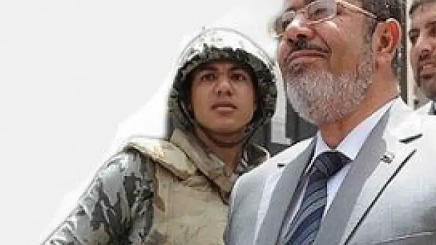 Mursi demokrasiyi özgürlüğüne tercih etti