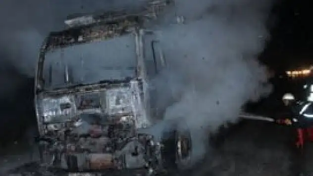 Kamyon alev alev yandı, şoför zor kurtuldu