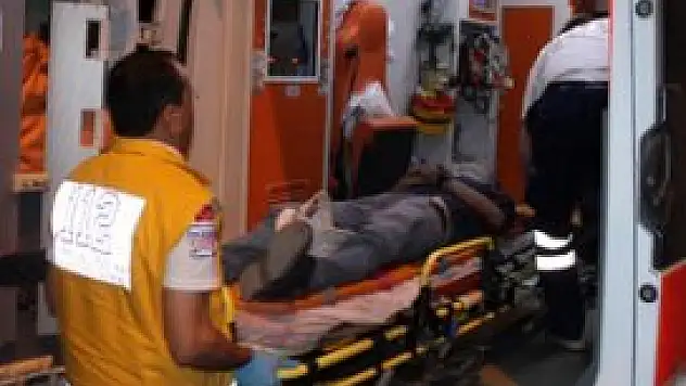 Kadın ağaca, erkek 3 araca çarptı