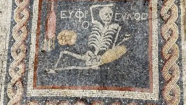 'Neşeli ol hayatını yaşa' yazılı mozaik bulundu