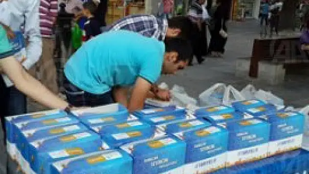 İftara yetişemeyenlere kumanya dağıtıyorlar