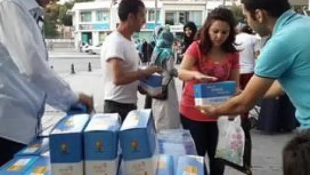 İftara yetişemeyenlere kumanya dağıtıyorlar