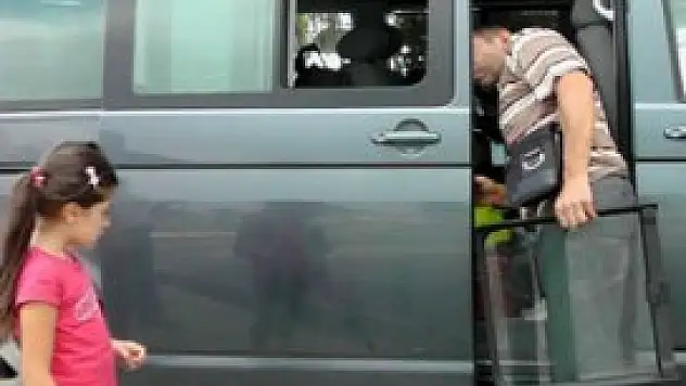 Gurbetçinin aracından valizlerini çaldılar