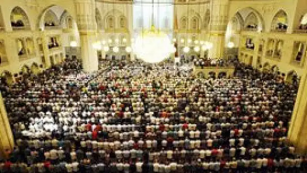 Bugün bin aydan hayırlı Kadir Gecesi