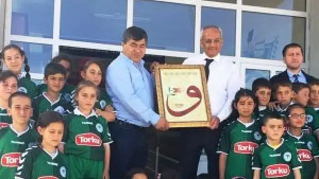 Sarayönü'nde öğrencilere Konyaspor forması
