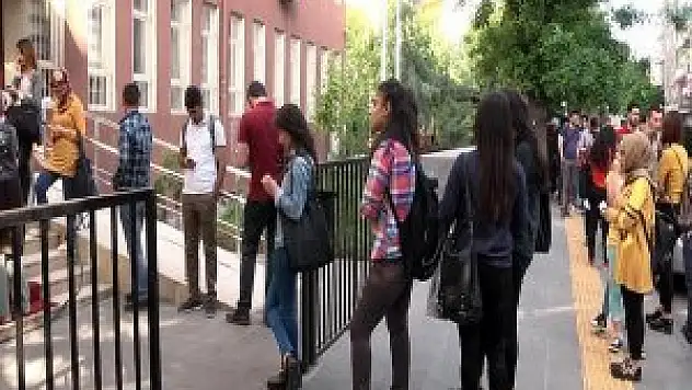 Ekmek değil 'kütüphane' kuyruğu