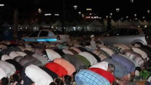 Kadir Gecesi'nde Mevlana Müzesi doldu taştı