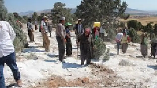 Köylüler taş ocağını bastı