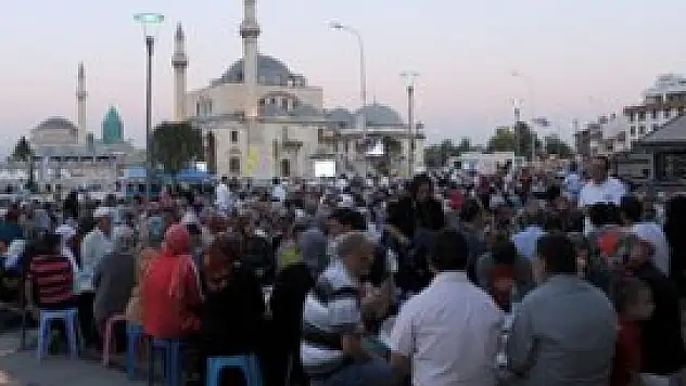 Konya'da 250 bin kişi mahalle iftarlarında buluştu