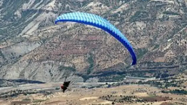 Yamaç paraşütü yaparken kayalıklara çarptı