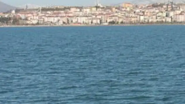 Beyşehir Gölü'ne giren genç, kayboldu!