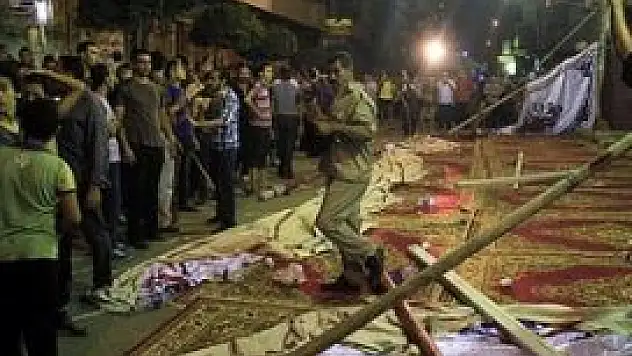 Mısır'da Mursi yanlıları ile muhalifle çatıştı