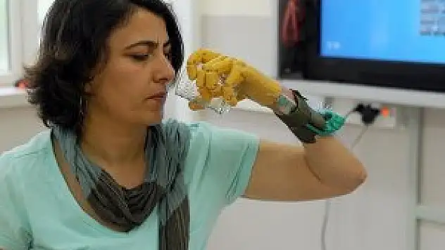 Öğrencilerden üç boyutlu yazıcıyla protez el