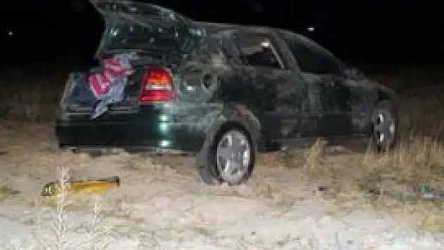 Elektrik direğine çarpan araç takla attı