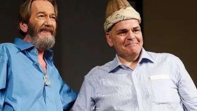 Ferhan Şensoy kavuğunu, Rasim Öztekin'e devretti