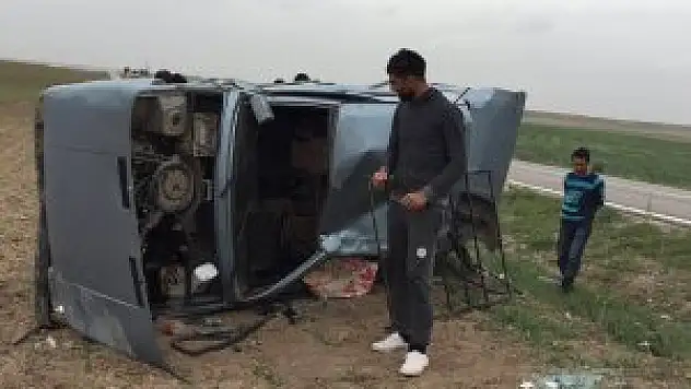 Yunak'ta otomobil devrildi: 2 yaralı