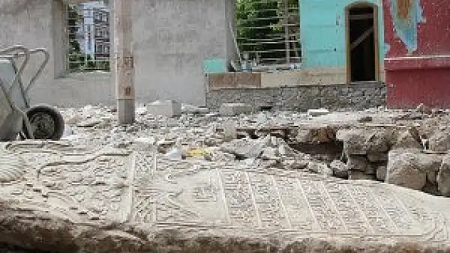 Tarihi camiden çıkan mezar taşı iki asır öncesine ışık tuttu