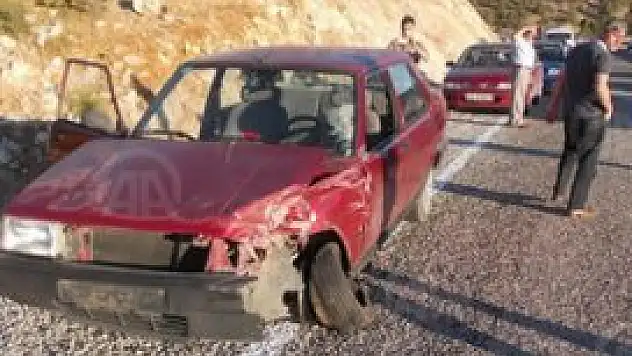 İki otomobil çarpıştı 8 yaralı