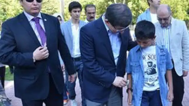Davutoğlu Taşkent'te hemşehrileriyle bayramlaştı