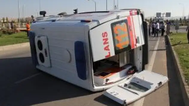 Ambulans ile otomobil çarpıştı