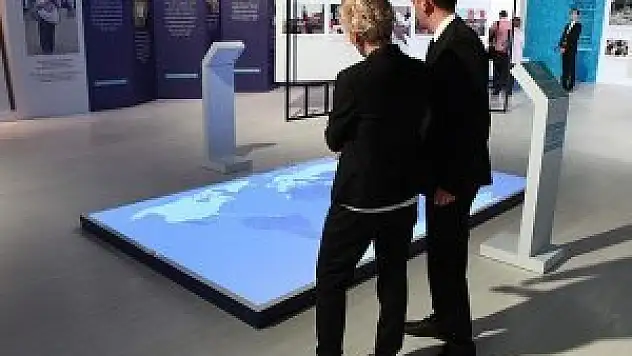 'İnsanlık İçin Birleşen Millet, Türkiye' sergisi ziyarete açıldı