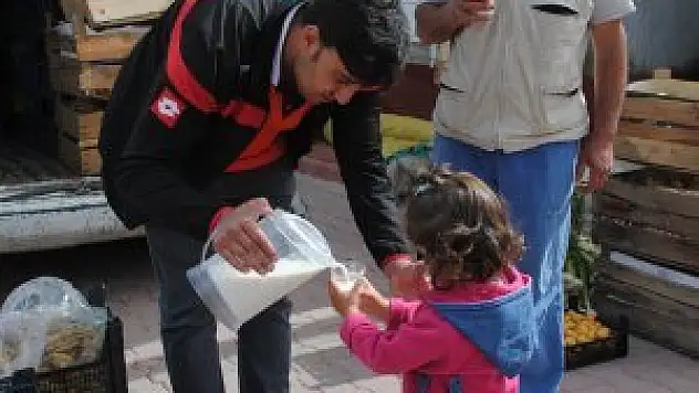 Sarayönü'nde vatandaşlara süt ikramı