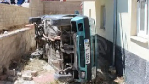 Kontrolden çıkan otomobil evin bahçesine düştü