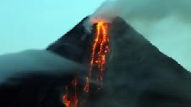 Endonezya'da yanardağ patladı 5 ölü