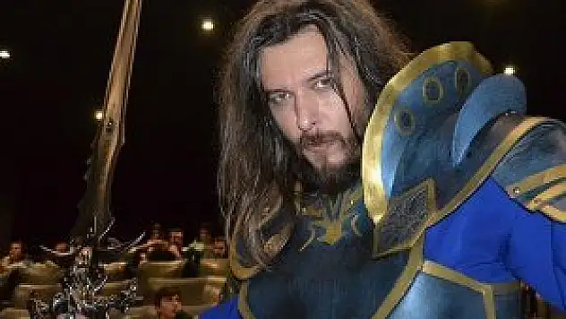 Filmi izlemeye 'Warcraft' kostümüyle geldi