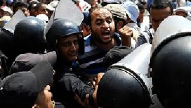 Mısır'da göstericilere polis müdahalesi