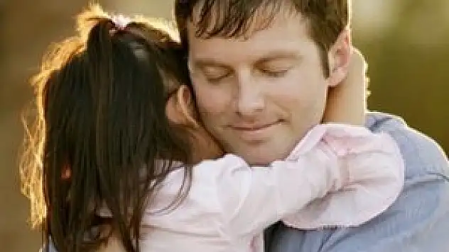 Sevdiğin birine sarılmak ruh halini düzeltiyor