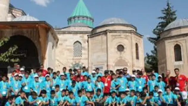 Mersinli öğrenciler Mevlana'yı ziyaret etti