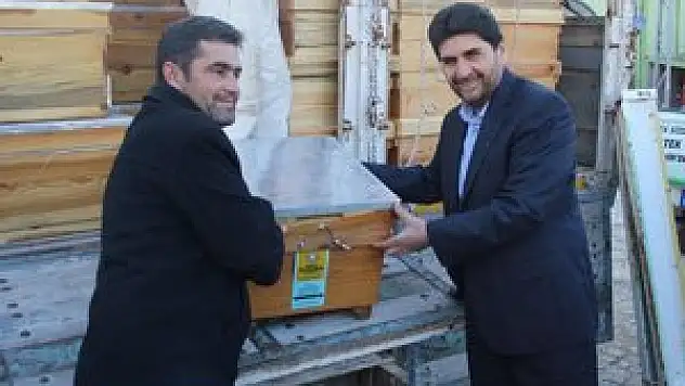 Derbent'te yetiştiricilere arılı kovan dağıtıldı