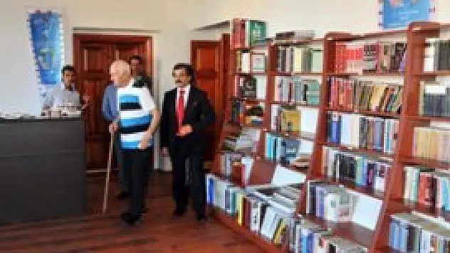 Akşehirli eski bakan kitaplarını bağışladı