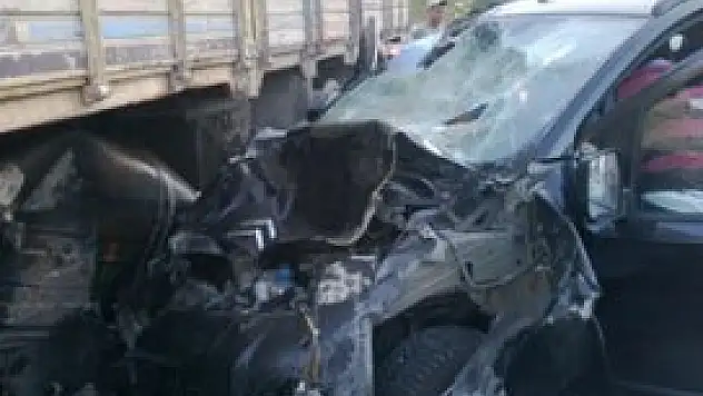 Kamyon ile kamyonet çarpıştı 5 yaralı