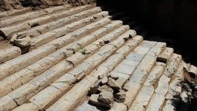 Roma dönemine ait tapınak merdivenleri bulundu