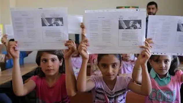 Suriyeli öğrenciler karne sevinci yaşıyor