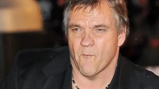 Amerikalı şarkıcı Meat Loaf sahnede yere yığıldı