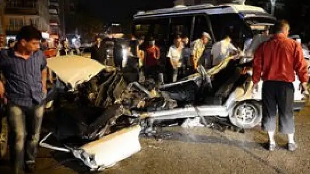 Minibüsle otomobil çarpıştı: 2 ölü