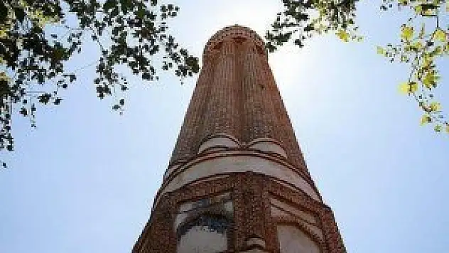 'Yivli Minare' zamana meydan okuyor