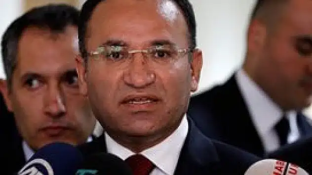 Neredeyse alnından öpmedikleri kaldı!