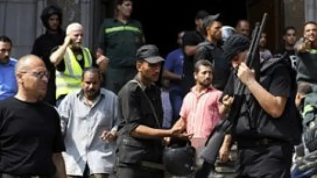 El-Feth Camisi'nden dışarı çıkanlar tutuklanıyor