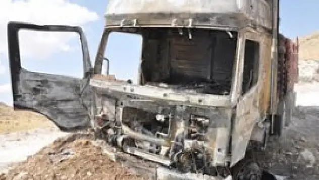 Seyir halindeki kamyon yandı