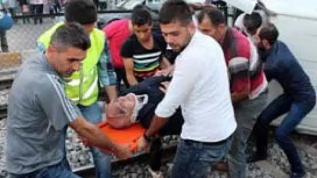 Yaşlı çift tramvay yoluna uçtu!