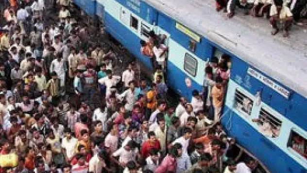 Hindistan'da tren raydan gecen gruba çarptı: 35 ölü