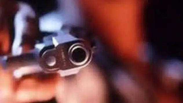 Kavgayı balkondan izleyen kadını yaraladılar