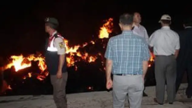 Saman balyası depoları alevlere teslim!